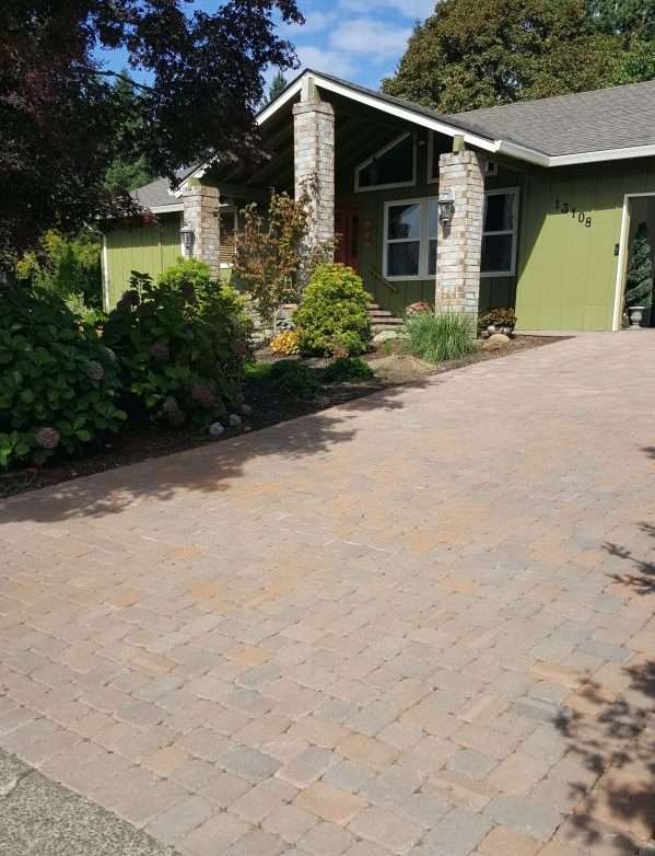 landscape accent lighting install by Boulder Falls Landscaping in Vancouver WA and Portland OR.